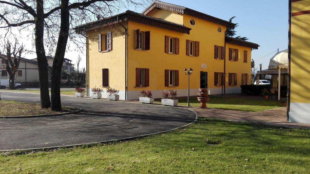 Corte Degli Estensi Formigine Luaran gambar